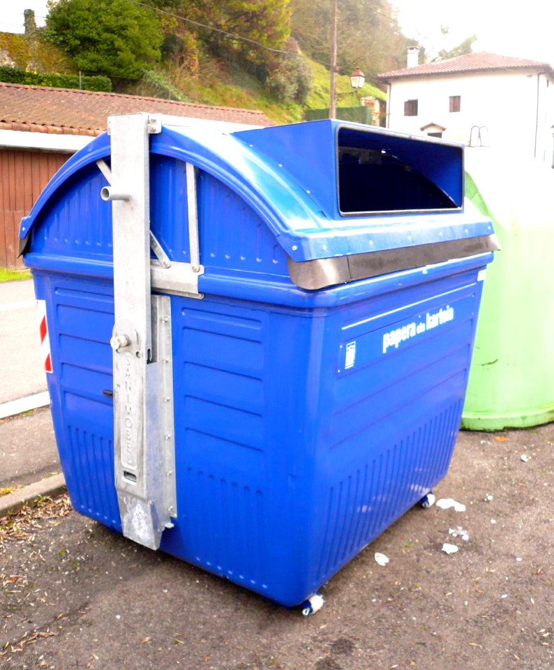 Ataun - Barrio de San Gregorio, contenedores de reciclaje 05