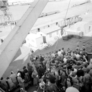 Ataka. Debarkering van de repatrianten te Adabya voor bezoek aan het kledingdepo, Bestanddeelnr 255-6914