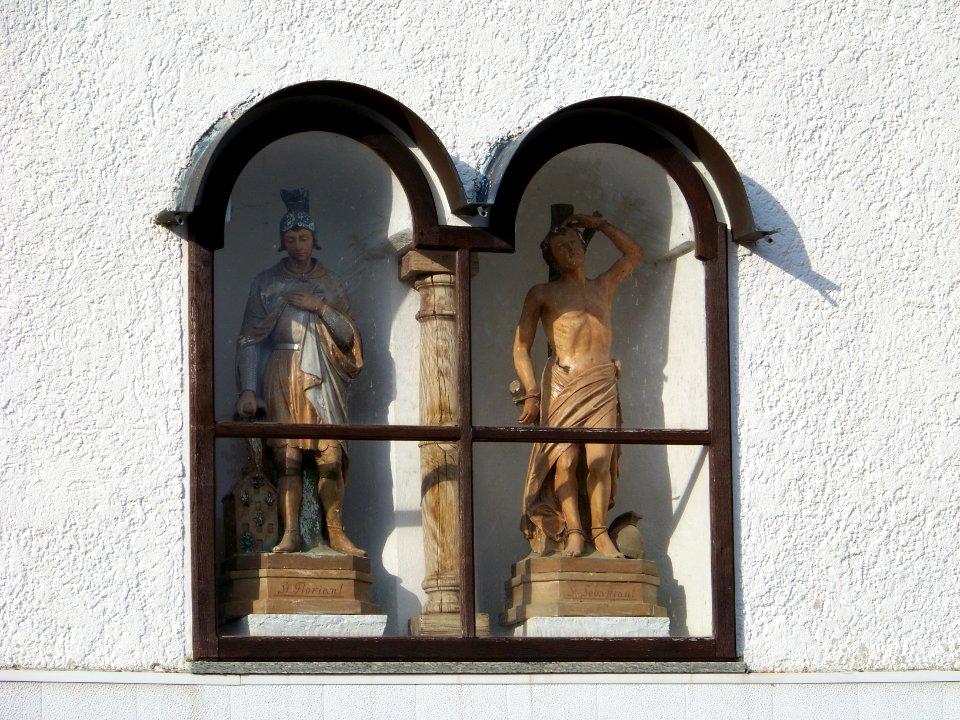 Asbach-hausnummer-22-hausfiguren