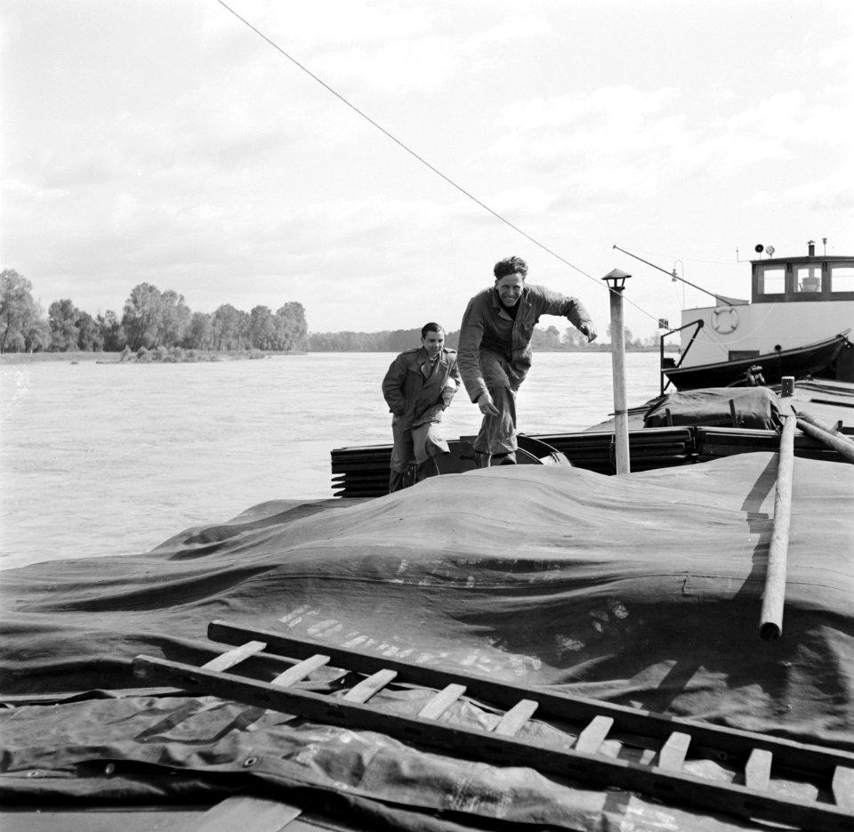 Assistent van Dr. Kurt Steidel met een bemanningslid aan boord van de Damco 230, Bestanddeelnr 254-1640
