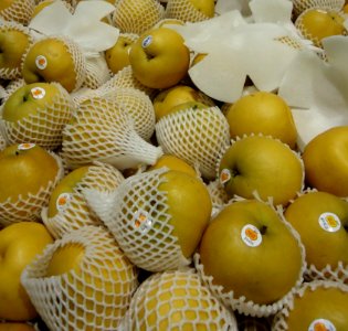 Asian pears at Asian supermarket in New Jersey