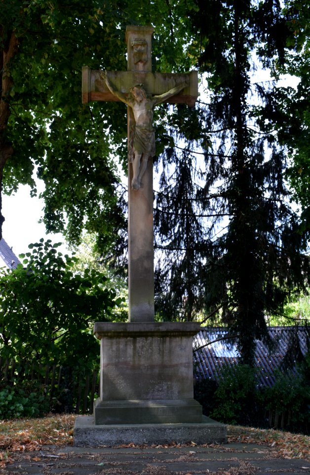 Atteln - Hochkreuz auf dem Friedhof