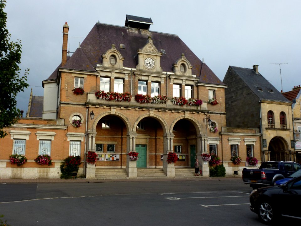 Attigny (Ardennes) mairie (g) et Dôme de Charlemagne (d)