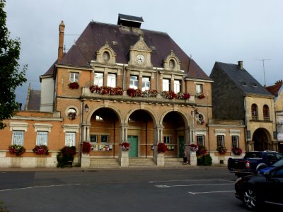 Attigny (Ardennes) mairie (g) et Dôme de Charlemagne (d)