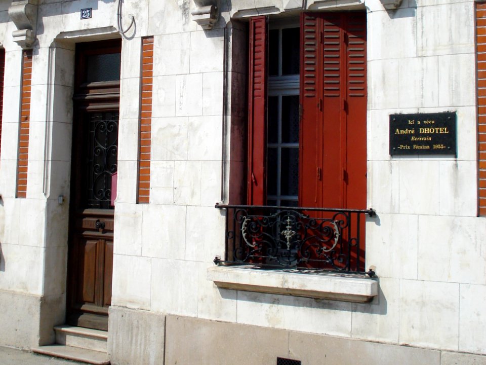 Attigny (Ardennes), ici est né André Dhôtel 02