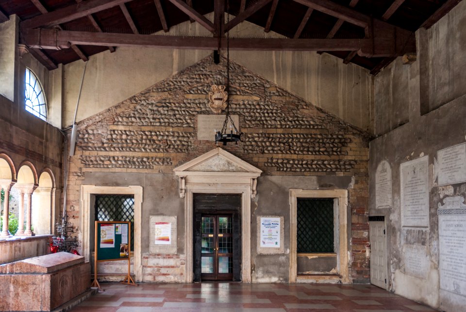 Atrio della Santissima Trinità a Verona