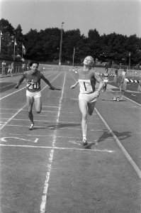 Atletiek Nederland, Roemenie, Frankrijk dames in Uden, Corrie Bukler (r) voor Co, Bestanddeelnr 924-7241