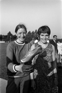 Atletiekkampioenschappen om Gouden Spike in Leiden links Wilma van den Berg m, Bestanddeelnr 923-5919