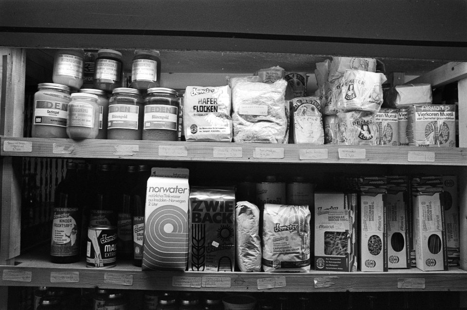 Assortiment in reformwinkel, opdracht Volkskrant, Bestanddeelnr 929-2597