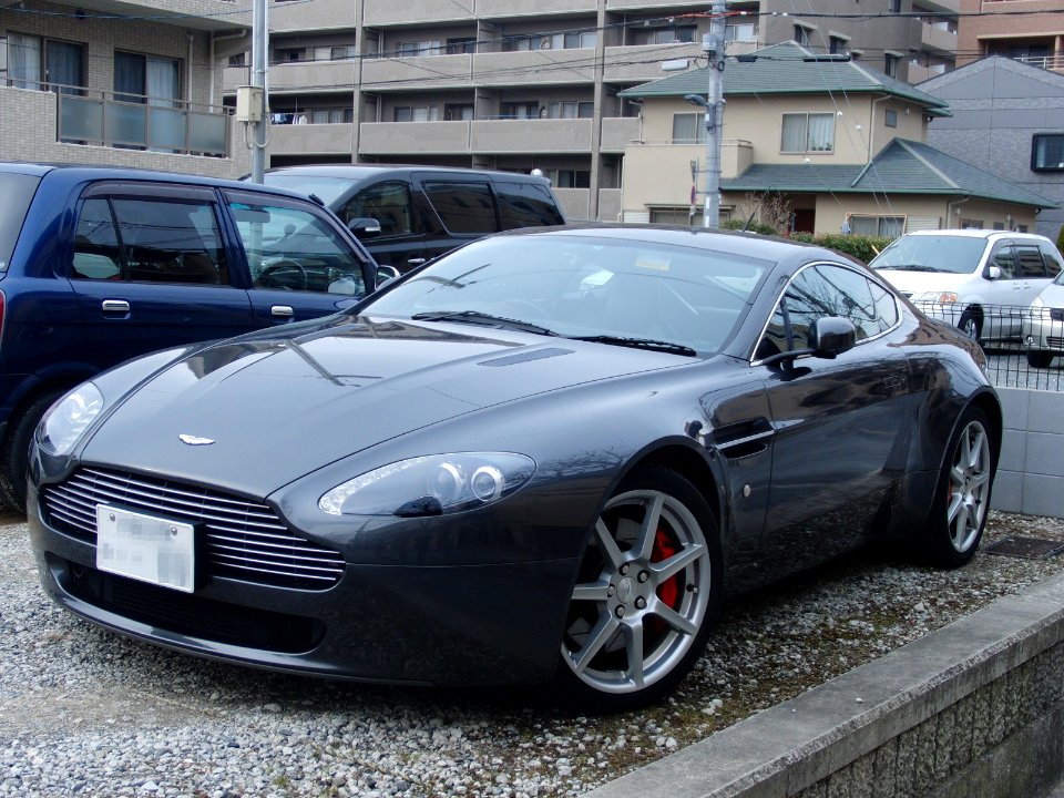 Aston Martin V8 Vantage 2