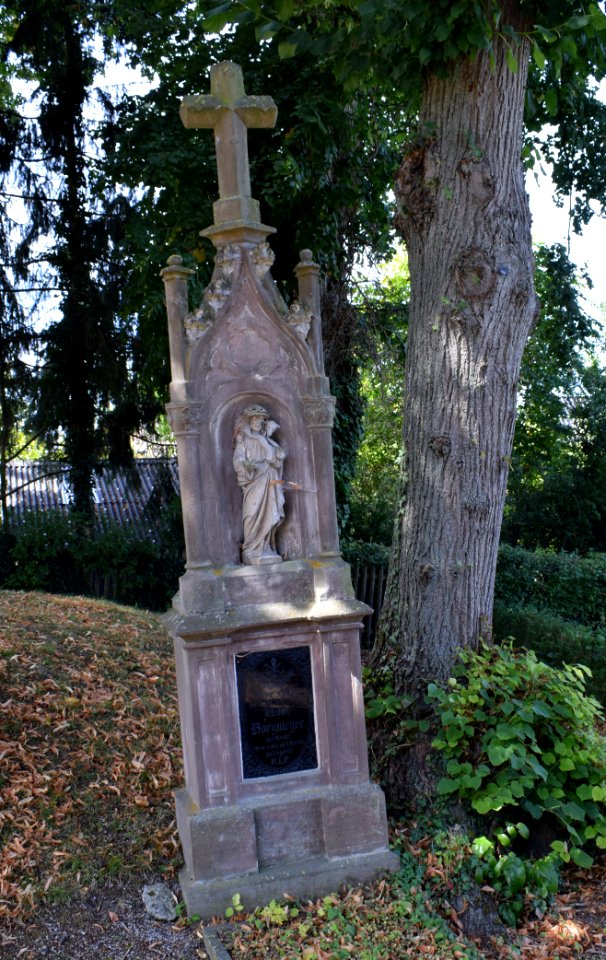 Atteln - Priestergrabmal