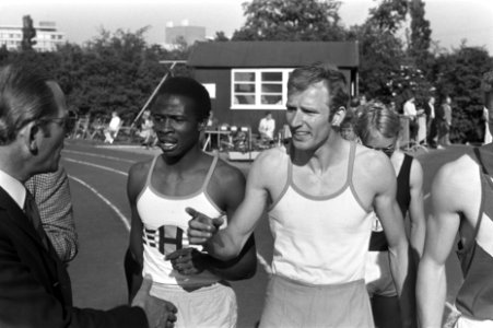 Atletiekkampioenschappen om Gouden Spike in Leiden nr. 25, 26 links Eddy Mon, Bestanddeelnr 923-5920
