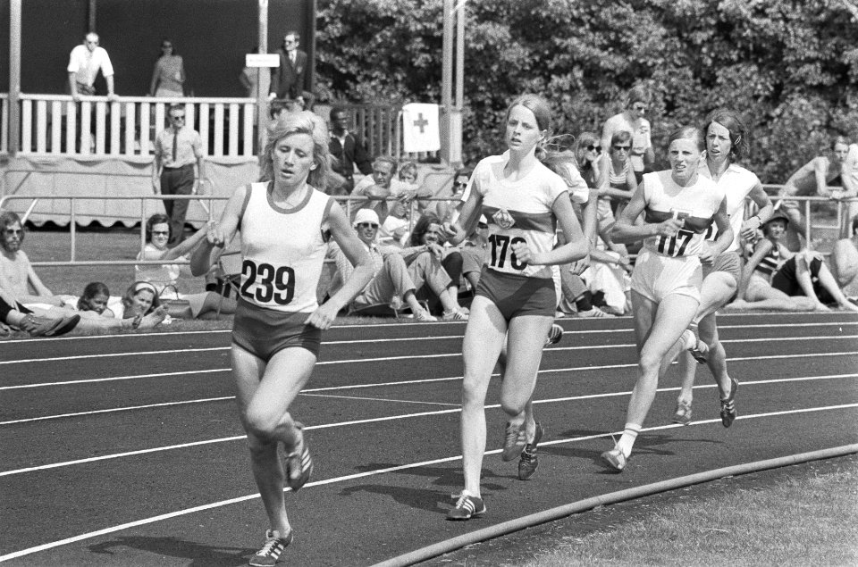 Atletiekkampioenschappen Drachten, nr. 17 A. Bouma in actie, nr. 18, 19 Joke van, Bestanddeelnr 924-7026