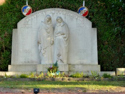 Attigny (Ardennes) monument aux morts