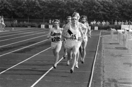 Atletiekkampioenschappen Drachten, nr. 28 Wilma van de Berg wint 100 meter horde, Bestanddeelnr 924-7017