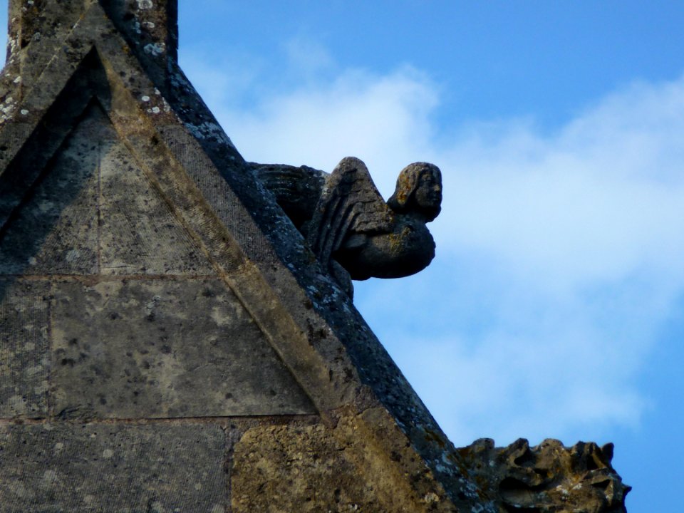 Attigny (Ardennes) église Notre-Dame, sculpture sur un des pignons 01