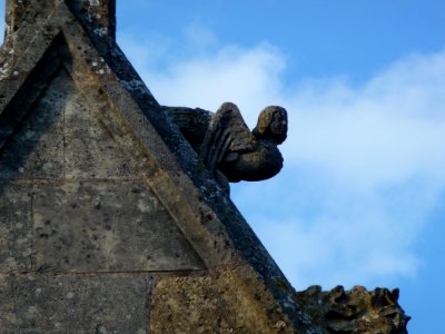 Attigny (Ardennes) église Notre-Dame, sculpture sur un des pignons 01