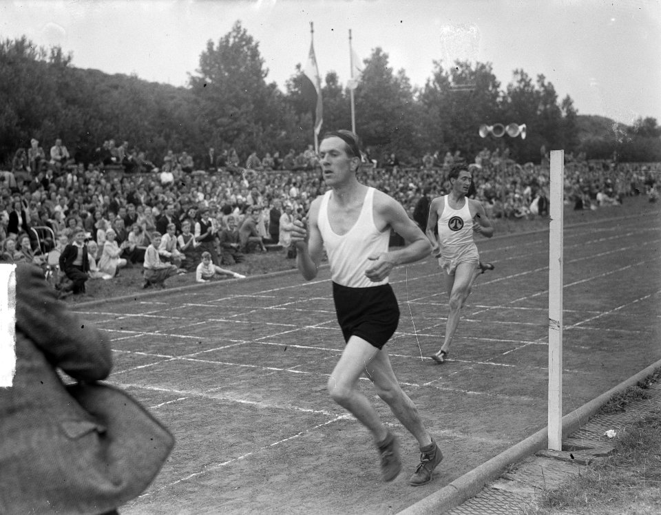 Atletiekkampioenschappen van Nederland in Den Haag. Wim Slijkhuis (rechts) wint…, Bestanddeelnr 903-4820