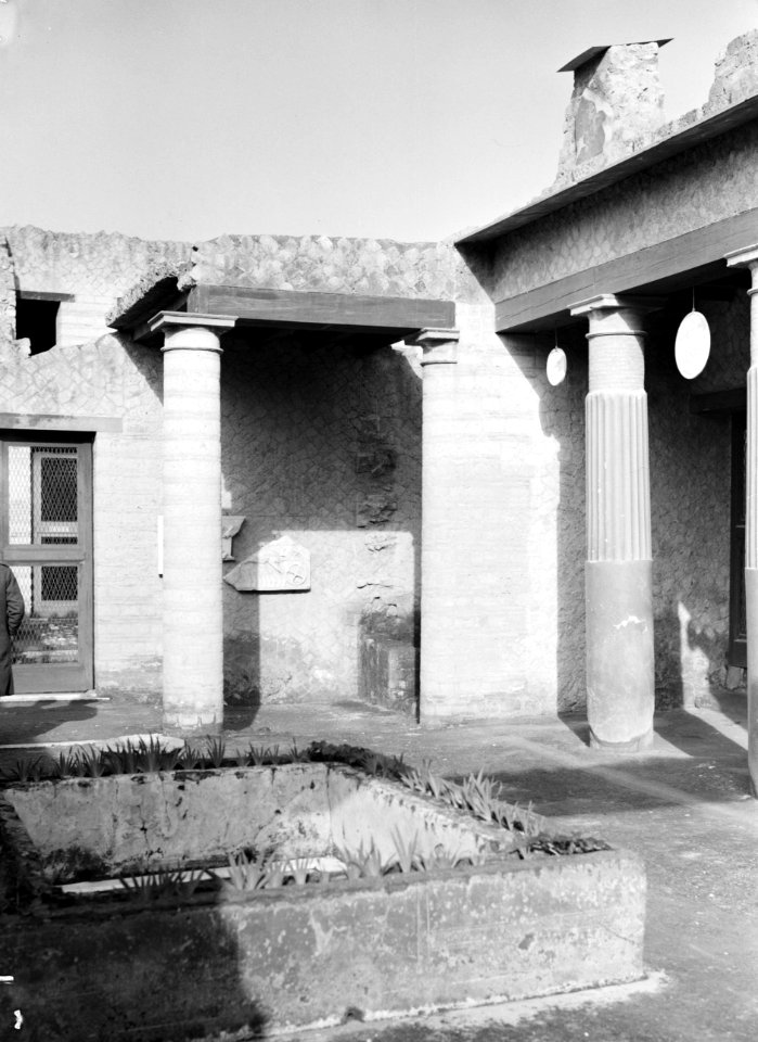 Atrium in een Romeinse woning in de stad Herculaneum, Bestanddeelnr 255-8834