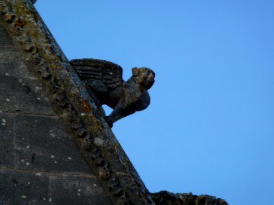 Attigny (Ardennes) église Notre-Dame, sculpture sur un des pignons 04