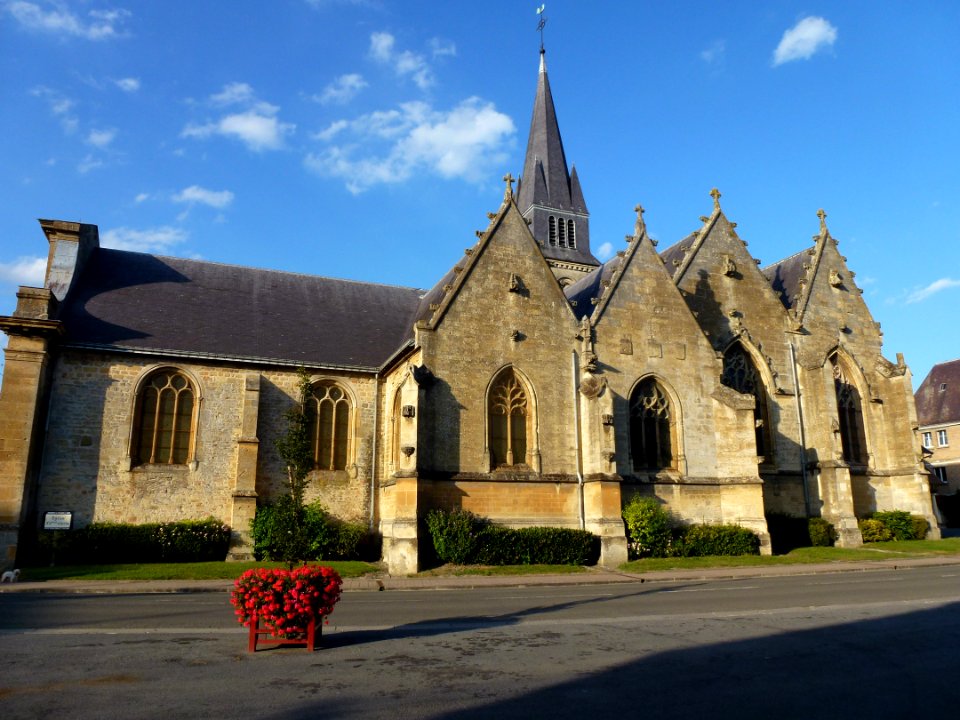 Attigny (Ardennes) église Notre-Dame, vue du sud