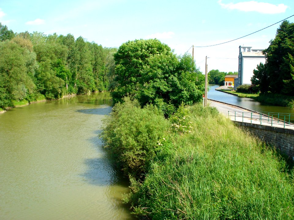Attigny, l'Aisne et le Canal des Ardennes