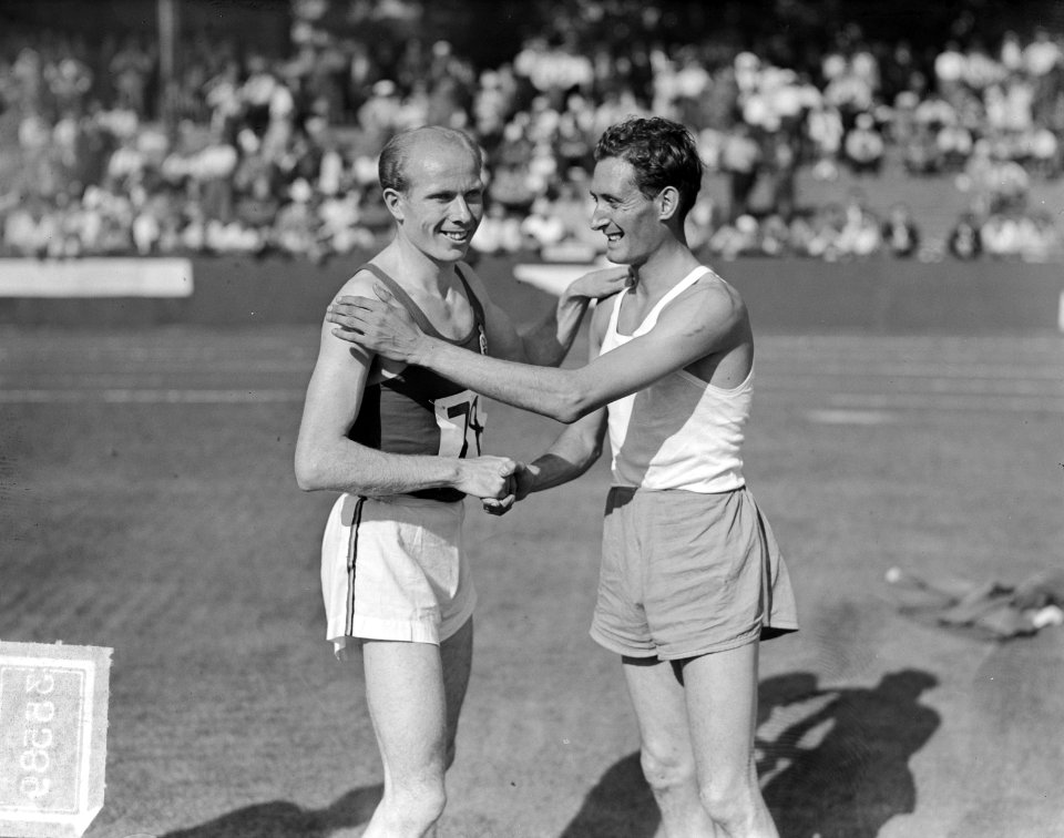 Atletiekgasten Reiff, de Belg Gaston Reiff en Wim Slijkhuis (rechts) schudden e…, Bestanddeelnr 903-5589