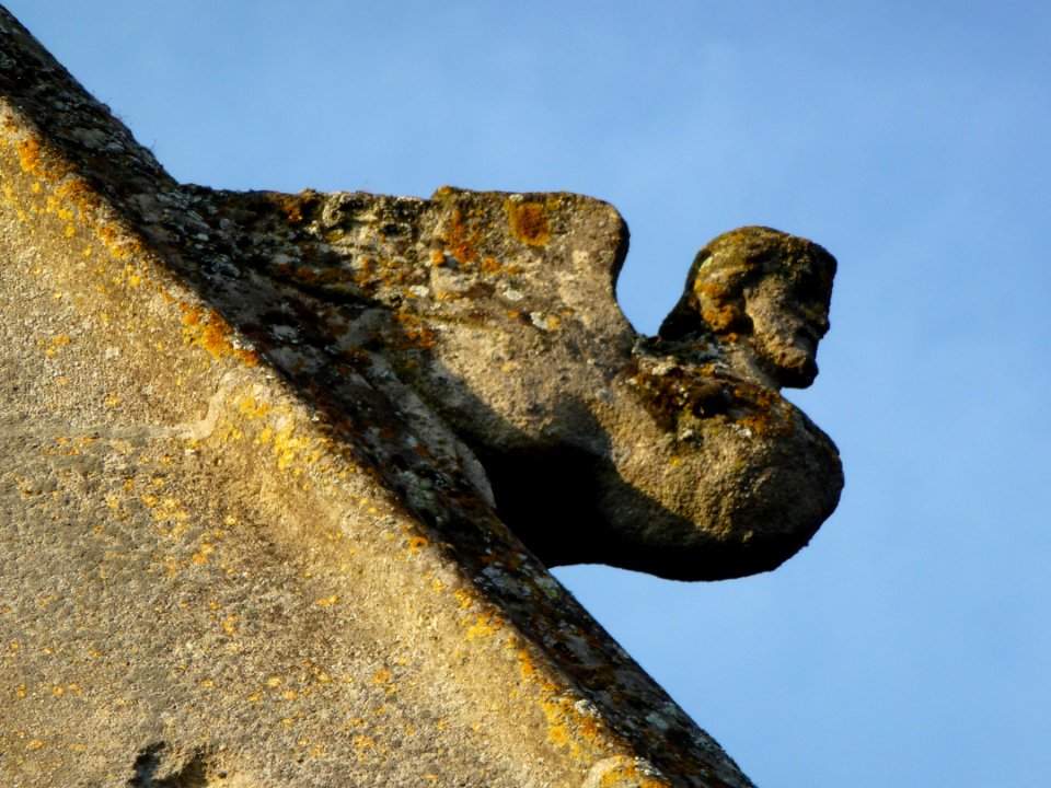 Attigny (Ardennes) église Notre-Dame, sculpture sur un des pignons 07