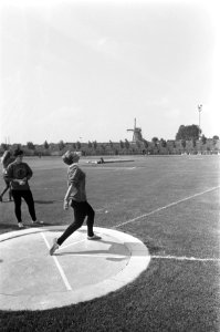 Atlete op de openingsdag van het sportpark, Bestanddeelnr 921-6212