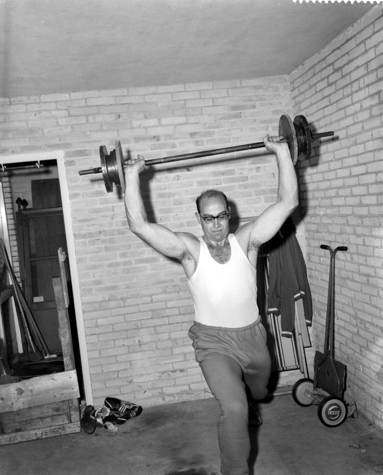 Atleet Cees Koch aan het trainen voor de Olympische Spelen, Bestanddeelnr 911-5071