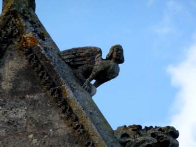 Attigny (Ardennes) église Notre-Dame, sculpture sur un des pignons 05