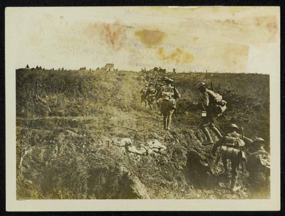 Attack on the Hindenburg Line.Troops advancing from trenches to support., Bestanddeelnr 158-1320