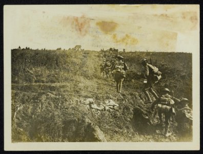 Attack on the Hindenburg Line.Troops advancing from trenches to support., Bestanddeelnr 158-1320