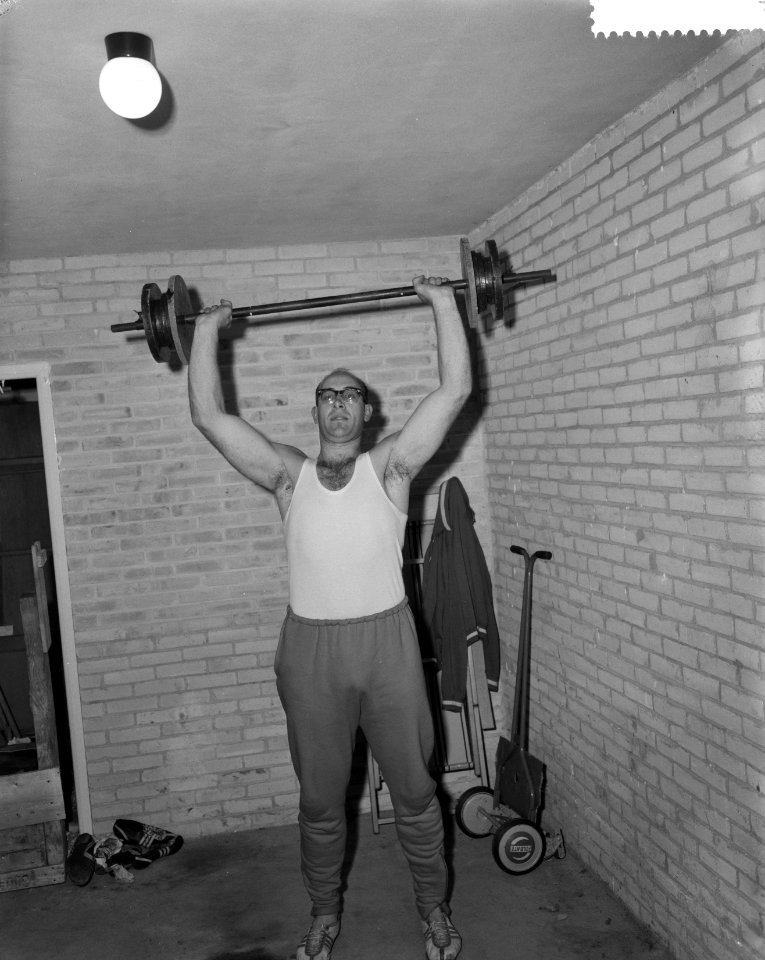 Atleet Cees Koch aan het trainen voor de Olympische Spelen, Bestanddeelnr 911-5069