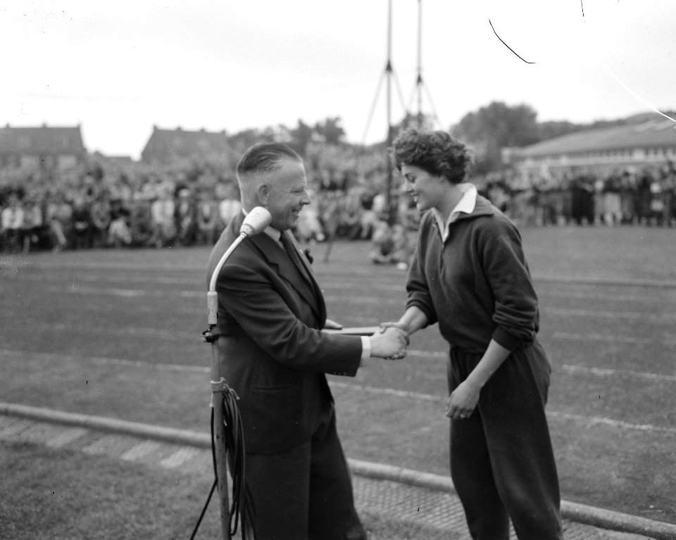 Atletiek Den Haag R.v.Nederland, Willy Curt , Dijkstra voorzitter KNAU, Bestanddeelnr 906-5883