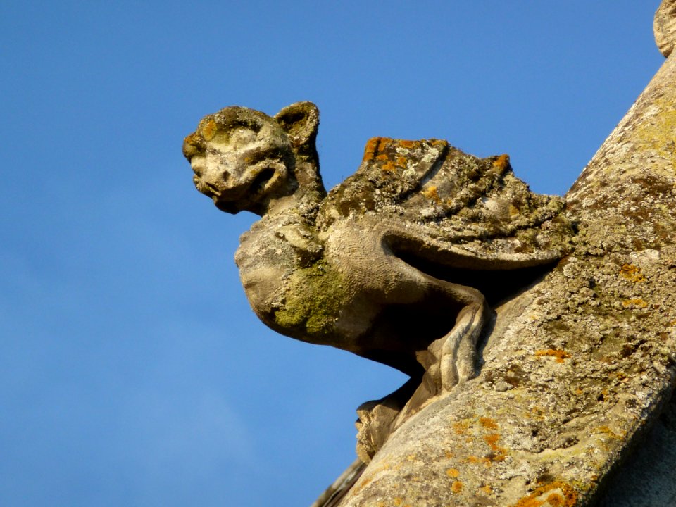 Attigny (Ardennes) église Notre-Dame, sculpture sur un des pignons 08