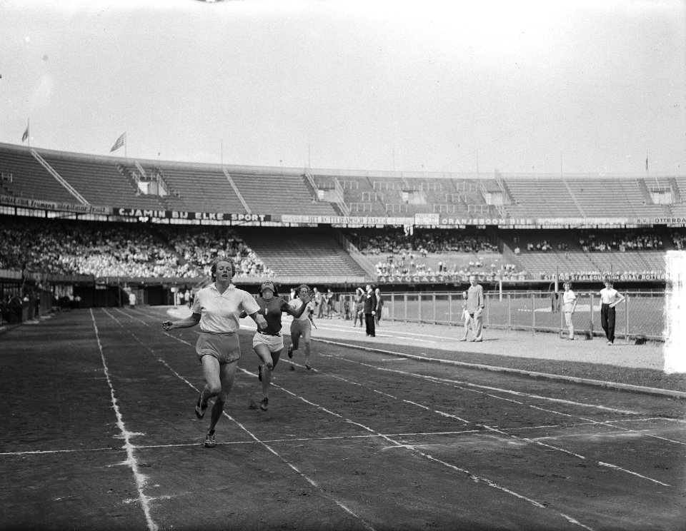 Atletiek dames Nederland-Italie. Finish 100 m Fanny Blankers-Koen, Bestanddeelnr 903-5069