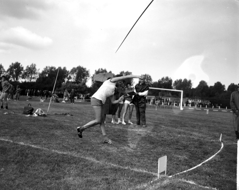 Atletiek dames Nederland tegen Frankrijk te Delft Speerwerpen Wil Hulshof, Bestanddeelnr 915-4618