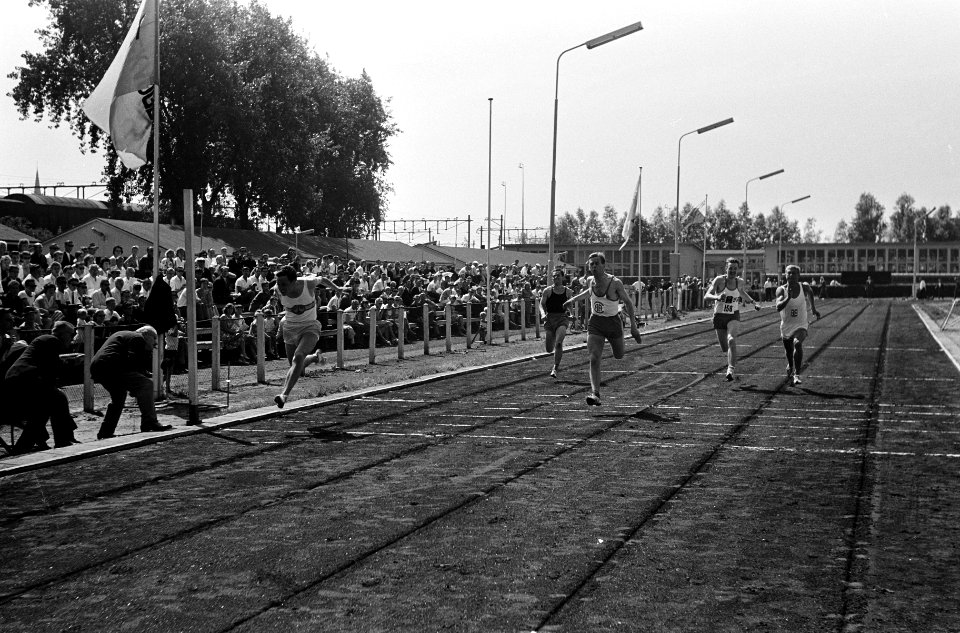 Atletiek heren te Rotterdam, de 100 meter, Luitjes gaat als eerste door finish (, Bestanddeelnr 916-6835