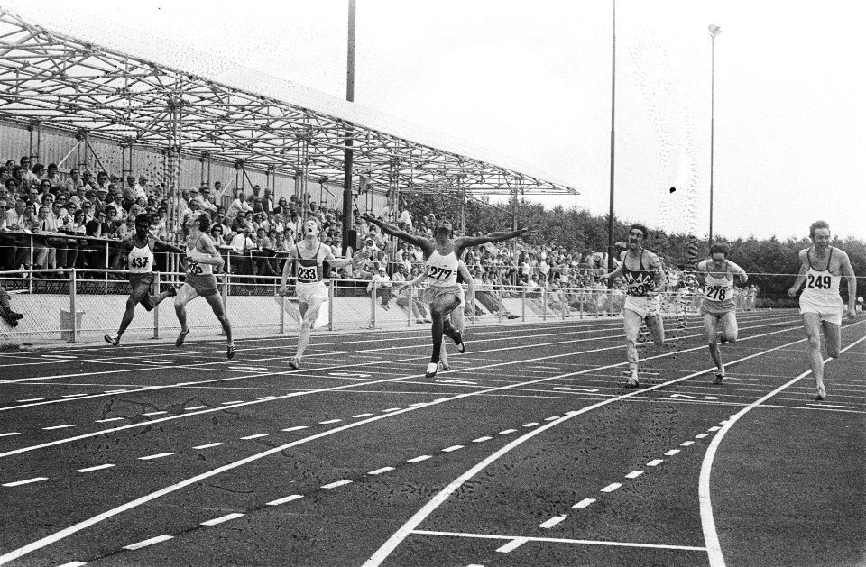 Atletiekkampioenschappen Drachten, Eddy Monsels juichen over eindstreep, Bestanddeelnr 924-7015
