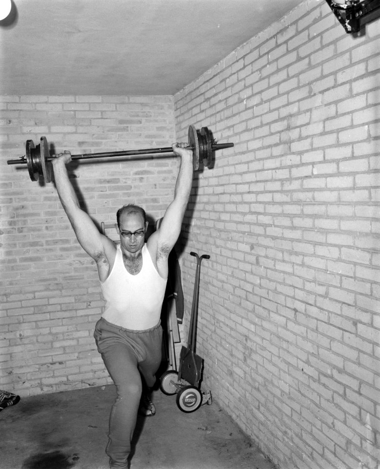 Atleet Cees Koch aan het trainen voor de Olympische Spelen, Bestanddeelnr 911-5070