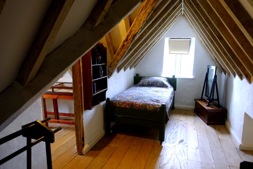 Attic bedroom - Kelmscott Manor - Oxfordshire, England - DSC00110