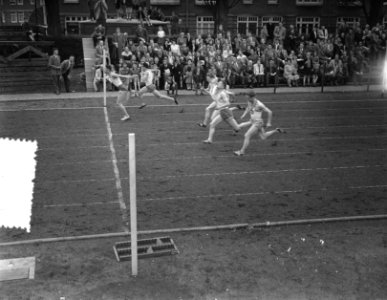 Atletiek Amsterdam P.H. Beker Vereniging 1923, finale 100 m , Moerman, Doeleman,, Bestanddeelnr 906-4925