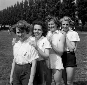Atletiek K.D.O. Dames 4 x 200 meter estafette nieuw recor, Bestanddeelnr 904-0005