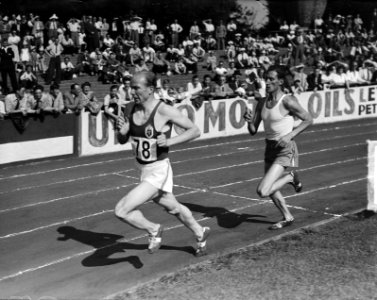 Atletiekgasten Reiff, winnaar Slijkhuis (hier in 2e positie, achter de belg Gast, Bestanddeelnr 903-5590