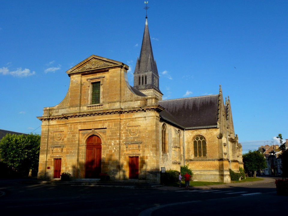 Attigny (Ardennes) église Notre-Dame, façade