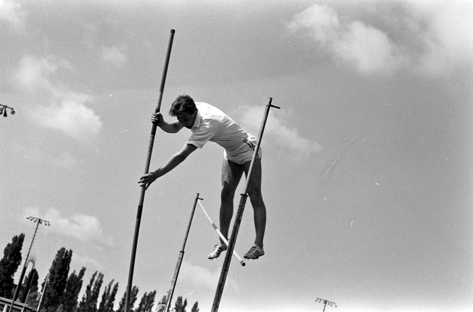 Atletiek, nummer 5 en 6 polstokhoogspringen, Bestanddeelnr 919-2066
