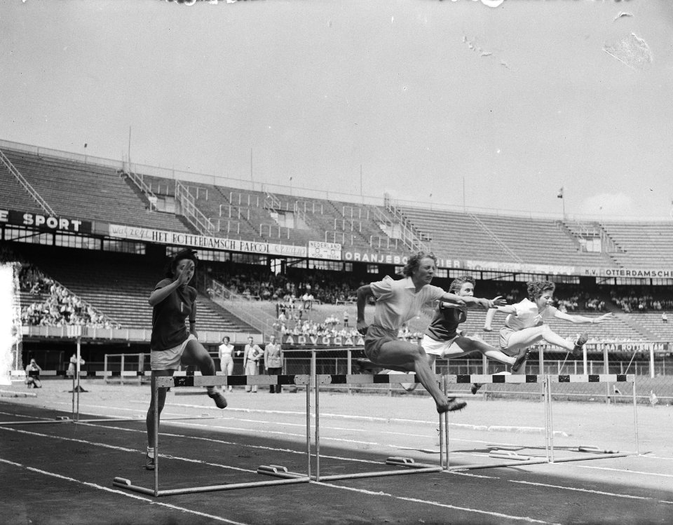 Atletiek dames Nederland-Italie. Fanny Blankers-Koen over horden tijdens 80 mete, Bestanddeelnr 903-5073