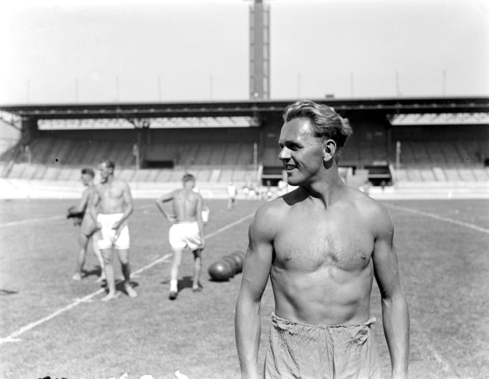 Atleten op het grasveld in het Olympisch Stadion, Bestanddeelnr 252-1210