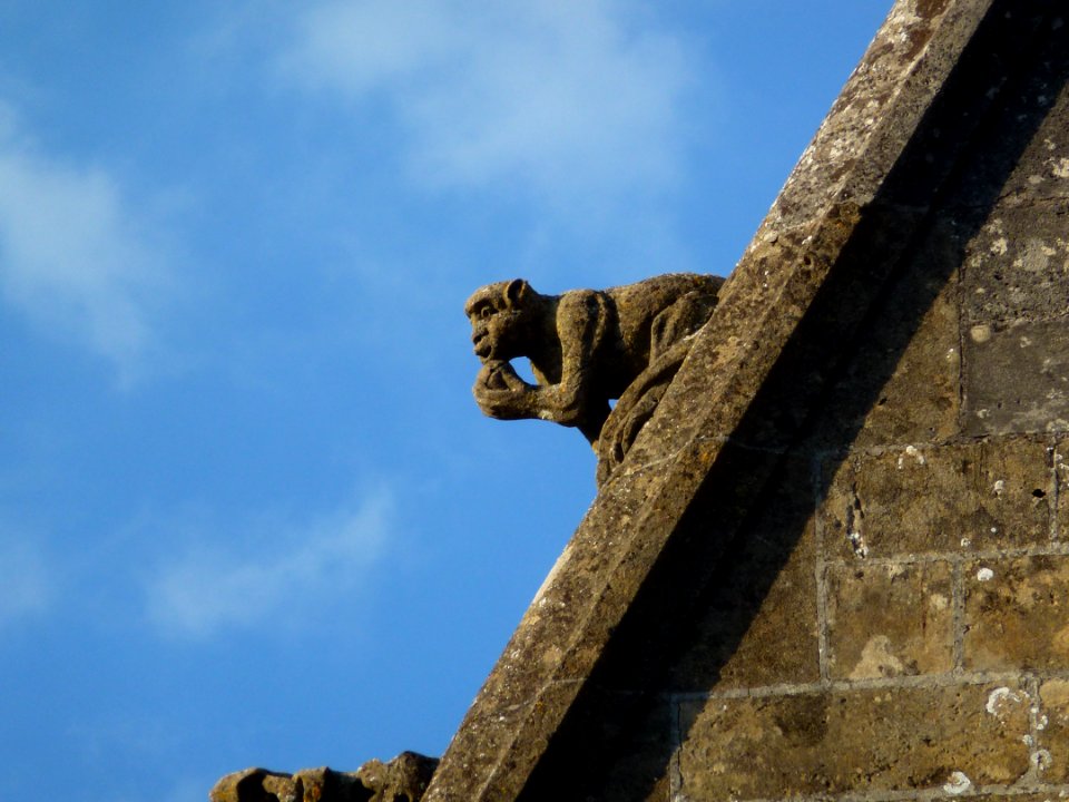 Attigny (Ardennes) église Notre-Dame, sculpture sur un des pignons 02